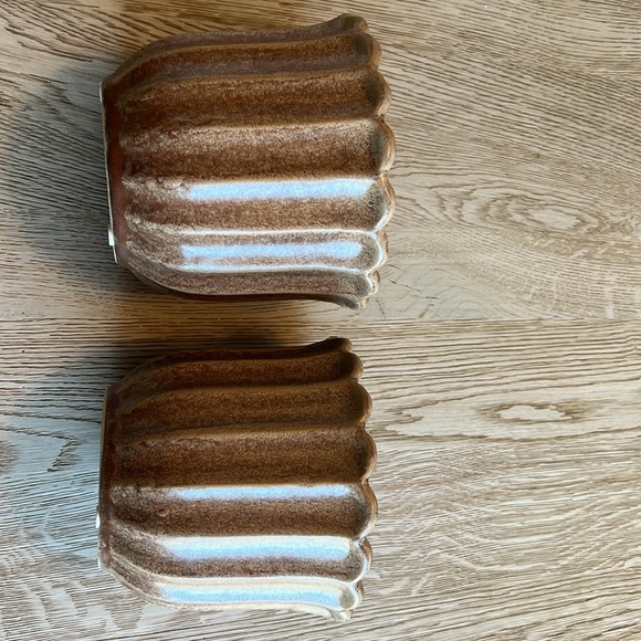 2 6x5” Stoneware flower shaped planter - Picture 3 of 3